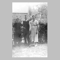 079-0009 Pfingsten 1936 vor dem Hof Werner in Poppendorf. Ursula Scharwies, Horst Kahlek und Elly Werner.jpg